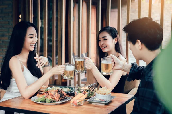 Asiáticos Amigos Tintineando Vasos Cerveza Disfrutando Restaurante — Foto de Stock