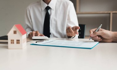 Yazma işareti nerede ev veya ipotek kağıtları bir sözleşme için satıcı Aracı el gösteren müşteri evi.