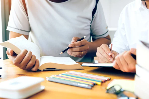 Dos Estudiantes Haciendo Deberes Universidad —  Fotos de Stock