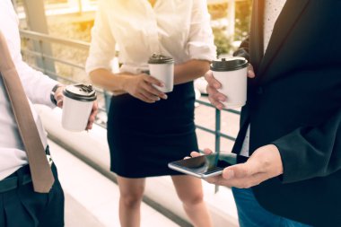 Konuşmak hakkında genel zaman öğle tatilinde iş Asya grubu.