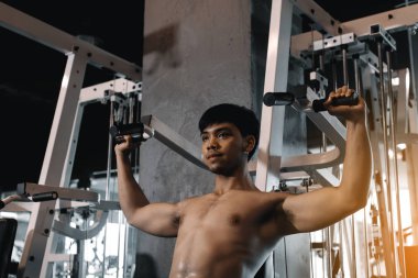 Kapalı spor salonunda ağırlık çekerek el adam.