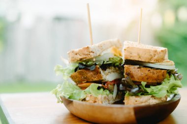 Sandviç tavuk odasında masa üzerinde el yapımı.