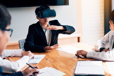 Sanal gerçeklik Vr kulaklık teknolojisi meslektaşı ile ofisinde test iş ekibi.