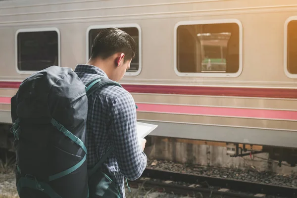 Mochila Homem Asiático Para Viajar Estação Trem Usando Tablet Procurando — Fotografia de Stock