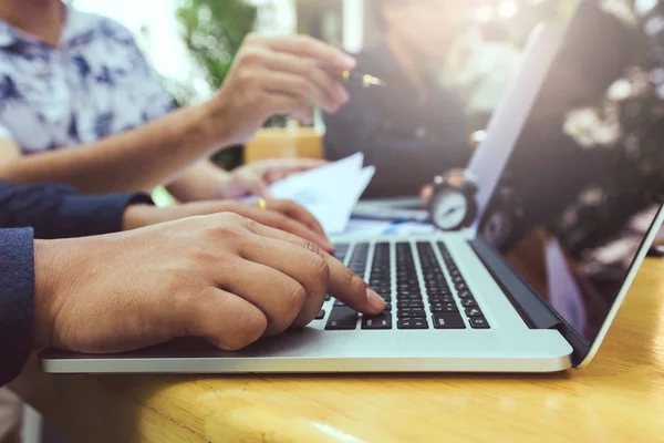 Nahaufnahme Menschlicher Hand Beim Tippen Von Tastatur Laptop — Stockfoto