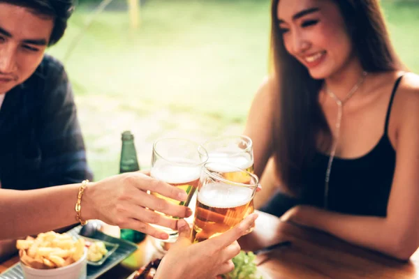 Junge Asiaten Amüsieren Sich Beim Trinken Mit Bier Restaurant — Stockfoto