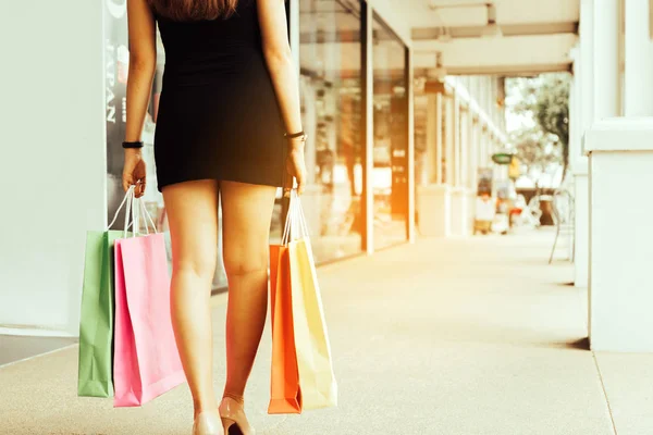 ショッピング アウトレットでショッピング バッグを持って歩く女性の後姿 — ストック写真