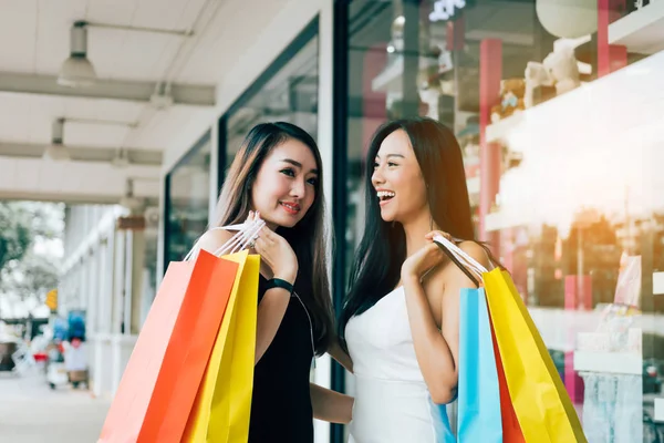 Tonåring Asiatiska Kvinnor Promenader Och Gör Shopping Tillsammans — Stockfoto