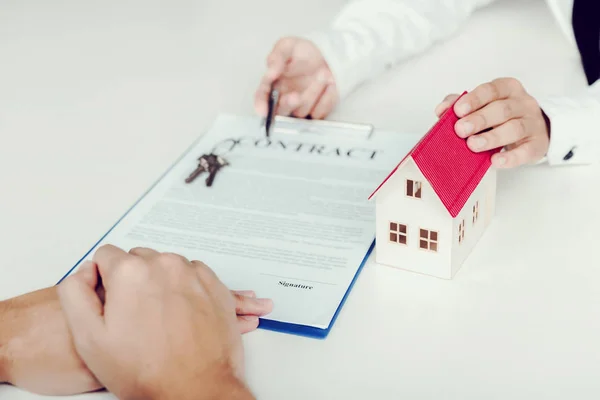 Home Agents Sending Pens Customers Signing Contract Buy New Home — Stock Photo, Image