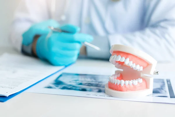Bliska Protezy Dentysta Pracuje Stole Klinice — Zdjęcie stockowe