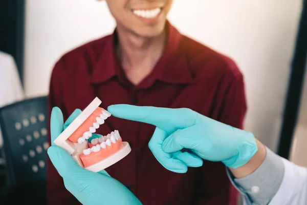 Dentista Asiatico Che Punta Alla Dentiera Sta Descrivendo Problema Dei — Foto Stock