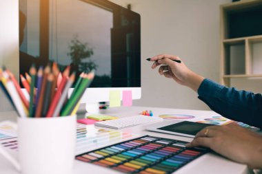Grafik tasarımcı kalem işaretleme bilgisayar işyerinde holding.