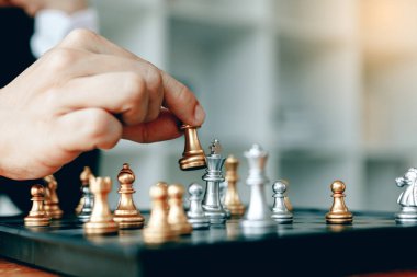 Kral bir satranç oyunu kazanmak için hareket işadamı el kadar kapatın.