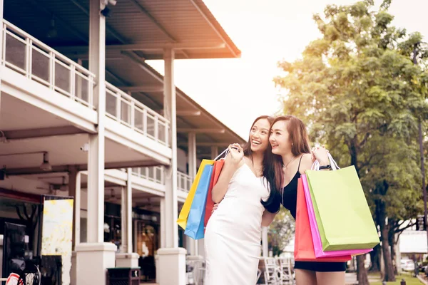 Njuter Två Shopper Asiatisk Kvinna Anläggning Papper Väska Och Skratta — Stockfoto