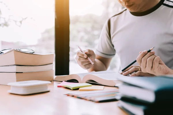 Estudiante Asiático Estudia Con Libros Preparándose Para Examen Biblioteca — Foto de Stock