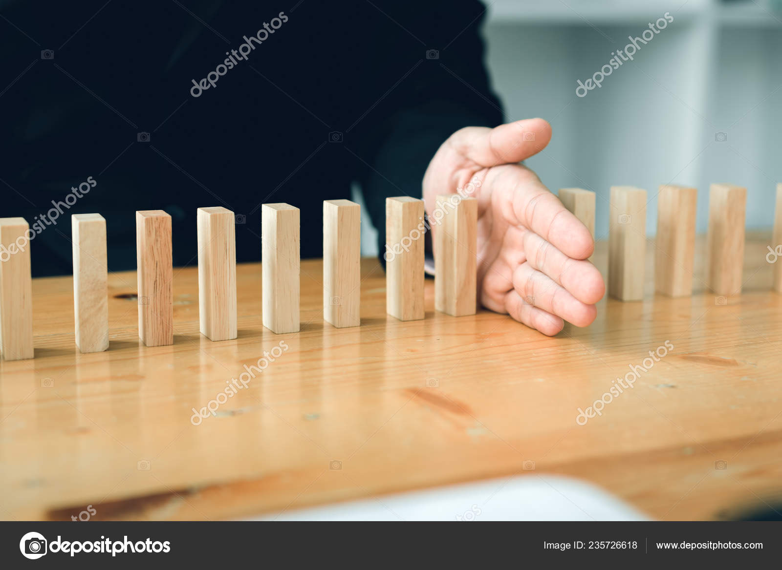 商人制止和保护多米诺骨牌效应的风险概念——图库图片© wutwhan #235726618