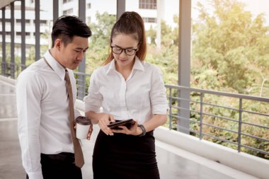 İş adamları dijital tablet ve analiz Grafik raporu üzerinde birlikte çalışma.