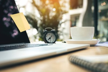 Resepsiyon oda ofis saat ve ofis malzemeleri.