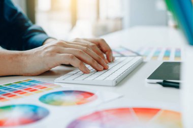 Tasarımcılar bilgisayarın klavye parmak modern bir ofiste yazmakta olduğunuz.