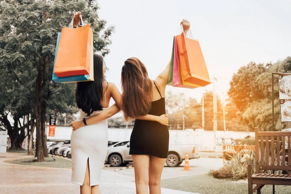 屋外の市場のショッピングで つの美しいアジアの女性持株ショッピング バッグ — ストック写真