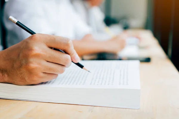 Grupo Estudiantes Está Escribiendo Una Prueba Universitaria — Foto de Stock