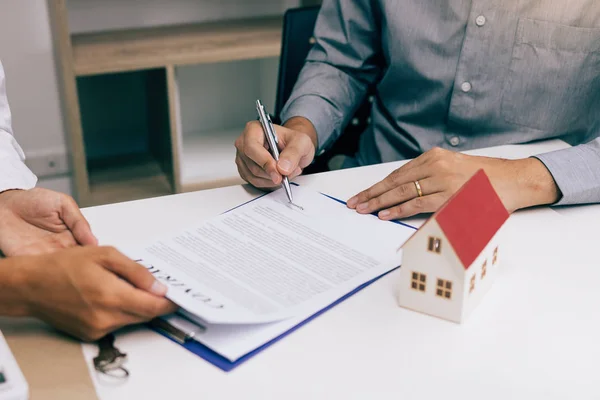 New Home Buyers Signing Home Purchase Contract Agent Desk — Stock Photo, Image