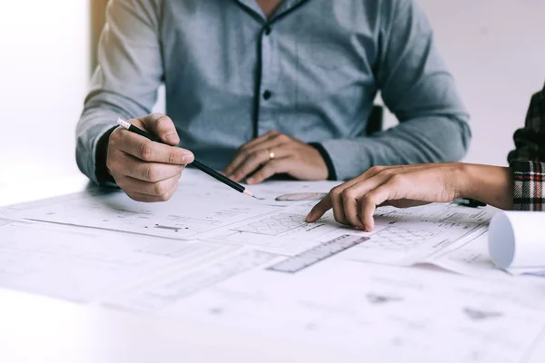 Arquitectos Ingeniería Trabajando Con Planos Discutiendo Proyectos Juntos Reunión Oficina — Foto de Stock