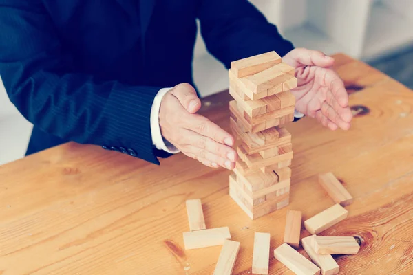 Las Manos Del Hombre Negocios Protegen Bloque Madera Mesa Con — Foto de Stock