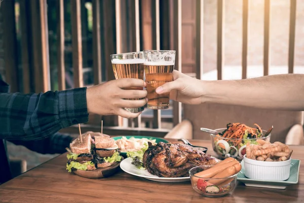 Nahaufnahme Teenager Freunde Die Mit Einem Glas Bier Anstoßen Und — Stockfoto