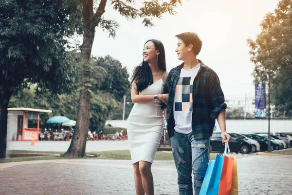 Asian Couple Walking Shopping Mall Looking Product Mirror Retail — Stock Photo, Image