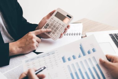 İş arkadaşları sayıları hesaplanır hesap makinesi gösterilen ve sonuçlar hedefleri karşılamalıdır çalışanlara konuşma.