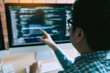 Hipster adam işaret kodlama html eller ve programlama geliştirin ekran bilgisayar üzerinde.