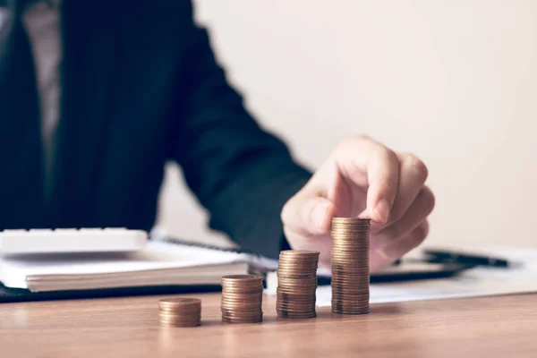 Hombre Inversores Asiáticos Están Colocando Monedas Una Posición Creciente Con — Foto de Stock