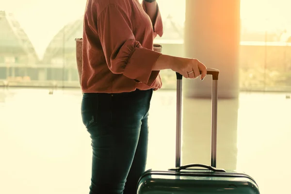 Jovem Asiático Viajante Mulheres Bagagem Aeroporto Terminal Aeroporto Segurando Mala — Fotografia de Stock