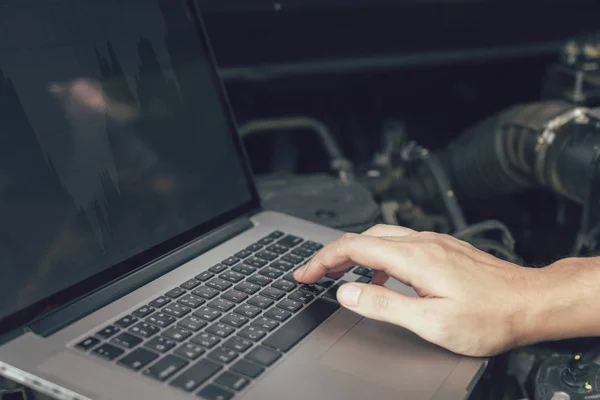 Car Repair Technicians Use Laptop Computers Measure Engine Values Analysis — Stock Photo, Image