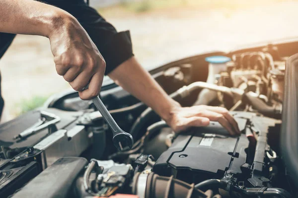 Auto Mechanik Drží Klíč Připravena Zkontrolujte Motor Údržba — Stock fotografie