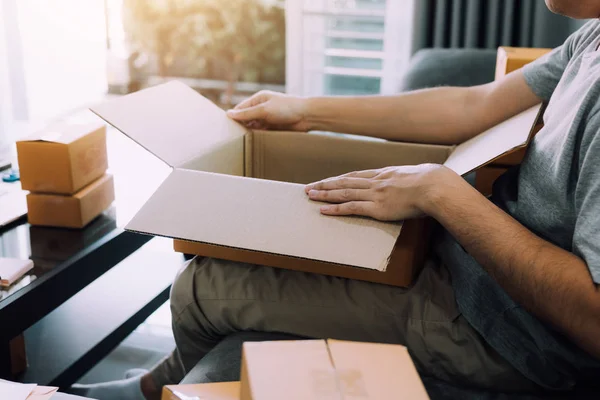 Empresario Asiático Adolescente Está Abriendo Una Caja Cartón Con Fin — Foto de Stock