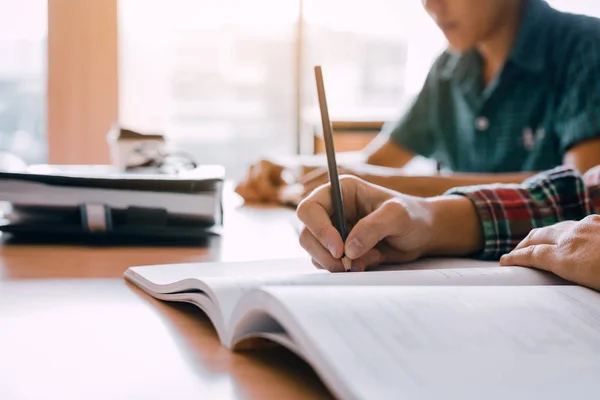 Primer Plano Escritura Mano Del Estudiante Papel Con Lápiz Haciendo — Foto de Stock