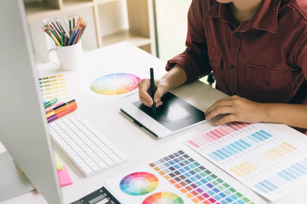 Tasarım Yenileme Seçimi Için Renk Örnekleri Ile Çalışma Kapatın — Stok fotoğraf