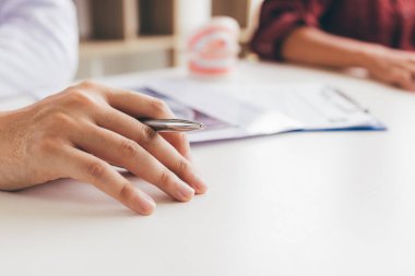 Gelecek için planlama tedavi ile hasta söz el dişçi adamın yakın çekim.