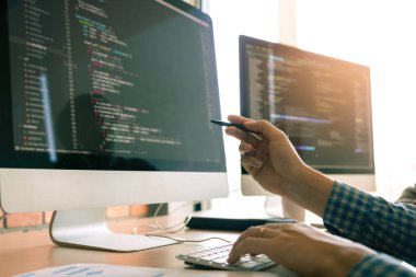 Oda ofis masasında bir yazılım mühendisleri kod teknik uygulamalarda çalışma programlama geliştirme.