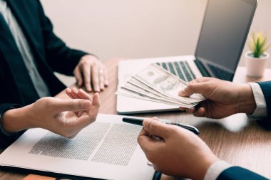 Ortak, satış sözleşmesinde bir sahtekarlık yaptı ve iş adamına rüşvet konseptini imzalayan bir para ve kalem uzattı..