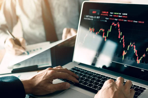 Beleggers Gebruiken Laptops Die Beleggingswebsites Betreden Aandelenmarkten Partners Noteren Analyseren — Stockfoto