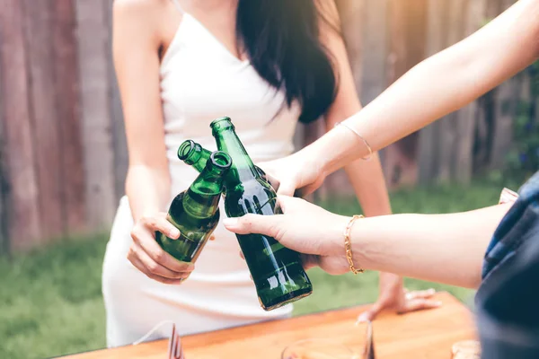 Close Jóvenes Asiáticos Sosteniendo Botellas Cerveza Clink Con Beber Juntos — Foto de Stock
