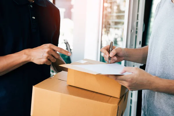 Zusteller Transportieren Pakete Die Auf Dokumente Hinweisen Mit Denen Kunden — Stockfoto