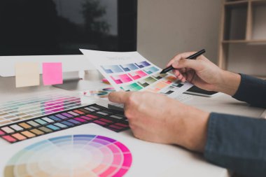 El Tasarımcısı grafik laptop yapmak için renk seçimi.