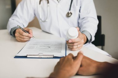 Doktor hastaya danışmanlık ve tıbbi konularda konuşmak.