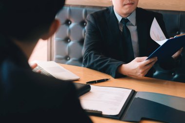 Bir istemci olası erkek bir işçi ile konuşurken kendinden emin beyaz Yöneticisi röportajlar. 