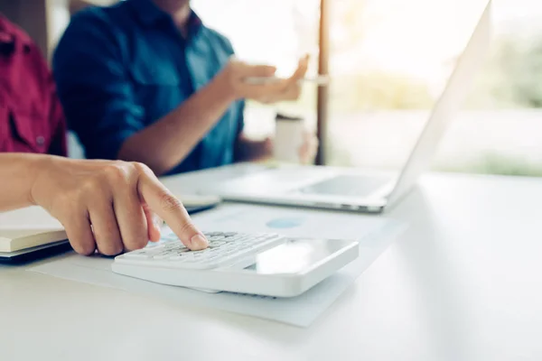 Twee Zakenlieden Discussiëren Berekeningen Het Bedrijfsbudget Financiële Planning Samen Het — Stockfoto