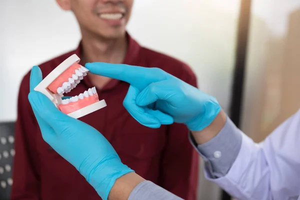 Dentisti Stanno Discutendo Trattamento Dentale Pazienti — Foto Stock